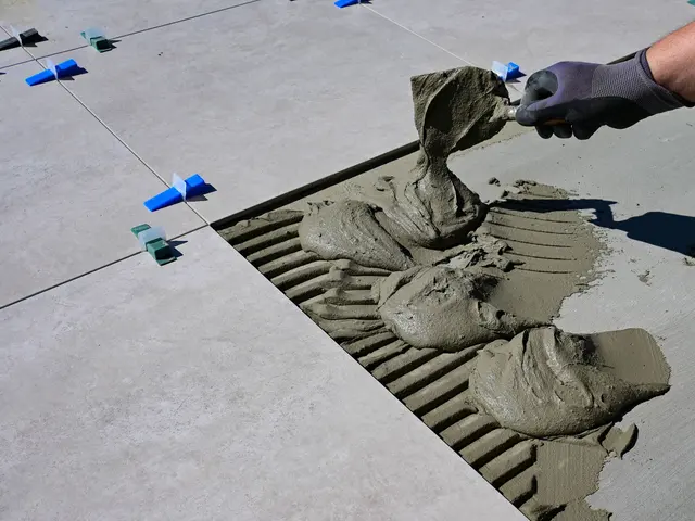 Colocando azulejos con mortero