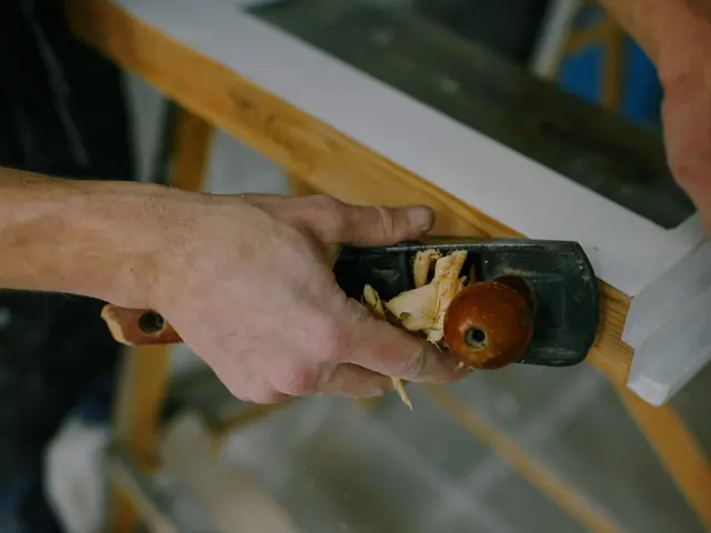 Carpintero cortando un marco de madera