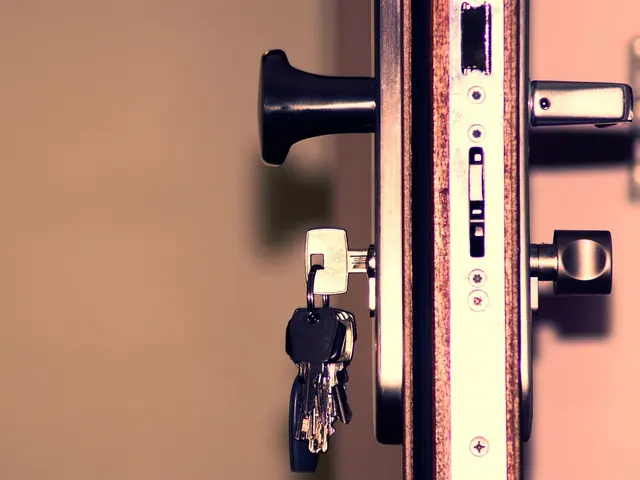 Cerradura y llaves de una puerta de entrada
