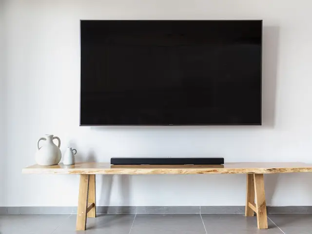 Televisor colgado en la pared de un salón
