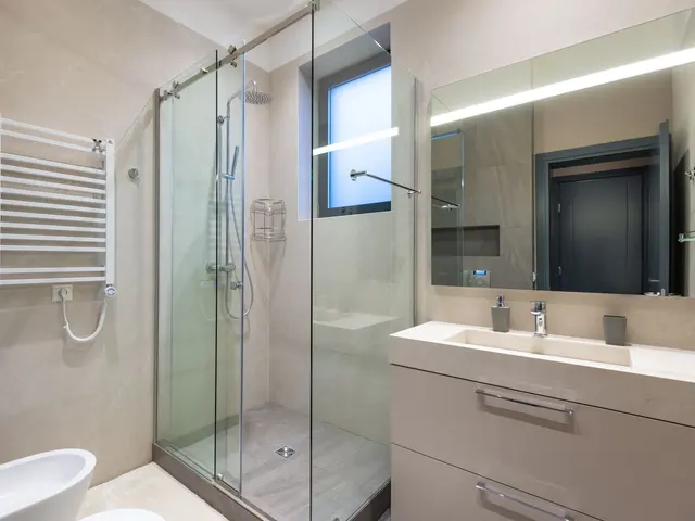 Mampara de ducha de cristal en un baño moderno