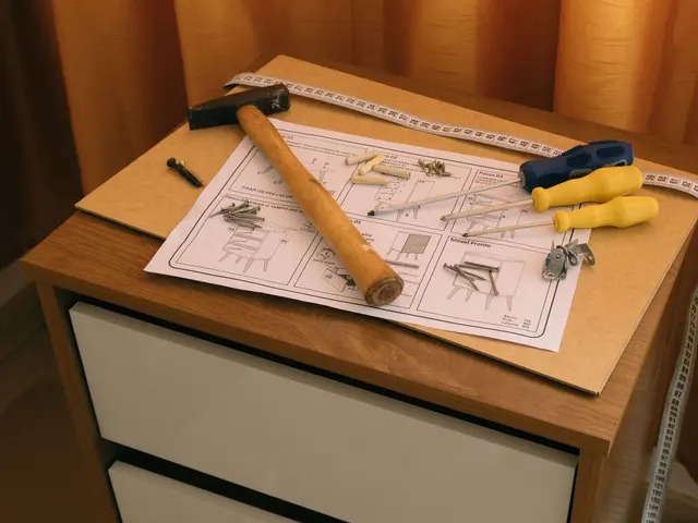 Montaje de un mueble con instrucciones y herramientas