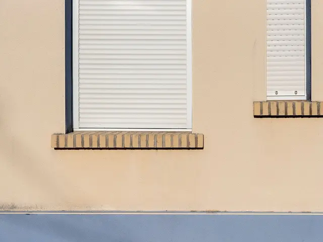 Persianas enrollables en una fachada