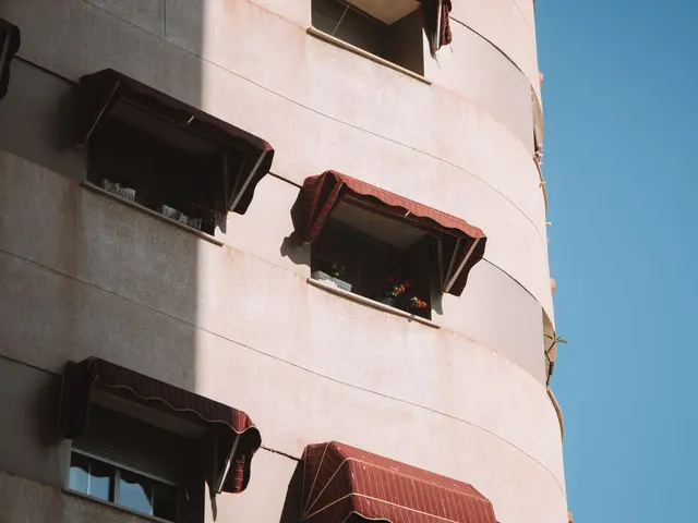 Toldos en los balcones de un edificio